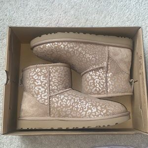 Classic mini snow leopard uggs✨